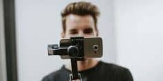 Man holding a gimbal with a phone